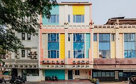 RedDoorz Plus near Soekarno Hatta Airport Taman Mahkota